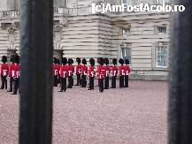 [P13] garda regala la buckingham palace-schimbarea garzii.Foarte greu de fotografiat din cauza aglomeratiei. » foto by geni
 - 
<span class="allrVoted glyphicon glyphicon-heart hidden" id="av16684"></span>
<a class="m-l-10 hidden" id="sv16684" onclick="voting_Foto_DelVot(,16684,2746)" role="button">șterge vot <span class="glyphicon glyphicon-remove"></span></a>
<a id="v916684" class=" c-red"  onclick="voting_Foto_SetVot(16684)" role="button"><span class="glyphicon glyphicon-heart-empty"></span> <b>LIKE</b> = Votează poza</a> <img class="hidden"  id="f16684W9" src="/imagini/loader.gif" border="0" /><span class="AjErrMes hidden" id="e16684ErM"></span>