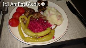 [P10] Restaurant principal » foto by lilian_marius
 - 
<span class="allrVoted glyphicon glyphicon-heart hidden" id="av759759"></span>
<a class="m-l-10 hidden" id="sv759759" onclick="voting_Foto_DelVot(,759759,10)" role="button">șterge vot <span class="glyphicon glyphicon-remove"></span></a>
<a id="v9759759" class=" c-red"  onclick="voting_Foto_SetVot(759759)" role="button"><span class="glyphicon glyphicon-heart-empty"></span> <b>LIKE</b> = Votează poza</a> <img class="hidden"  id="f759759W9" src="/imagini/loader.gif" border="0" /><span class="AjErrMes hidden" id="e759759ErM"></span>