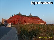 [P02] Dupa 'cosmelia' unde statea Ahmed cu camilele inceapea gardul de la terenul viran si apoi Delphin Palace. Cati metri??? 237,48 sau 375,81 sau ....cui ii pasa......:) » foto by Andox
 - 
<span class="allrVoted glyphicon glyphicon-heart hidden" id="av6577"></span>
<a class="m-l-10 hidden" id="sv6577" onclick="voting_Foto_DelVot(,6577,177)" role="button">șterge vot <span class="glyphicon glyphicon-remove"></span></a>
<a id="v96577" class=" c-red"  onclick="voting_Foto_SetVot(6577)" role="button"><span class="glyphicon glyphicon-heart-empty"></span> <b>LIKE</b> = Votează poza</a> <img class="hidden"  id="f6577W9" src="/imagini/loader.gif" border="0" /><span class="AjErrMes hidden" id="e6577ErM"></span>