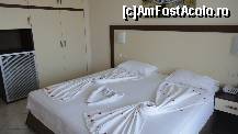 [P03] Petale de trandafir si modele frumoase facute din cearsafuri si prosoape in feicare zi. 
O atingere frumoasa si placuta, mai ales pentru doamne si domnisoare. 
Curatenia este un punct forte al acestui hotel, si cu fiecare ocazie, personalul incearca sa isi faca clientii sa se simta tratati regeste.  » foto by Adriana04
 - 
<span class="allrVoted glyphicon glyphicon-heart hidden" id="av344859"></span>
<a class="m-l-10 hidden" id="sv344859" onclick="voting_Foto_DelVot(,344859,20)" role="button">șterge vot <span class="glyphicon glyphicon-remove"></span></a>
<a id="v9344859" class=" c-red"  onclick="voting_Foto_SetVot(344859)" role="button"><span class="glyphicon glyphicon-heart-empty"></span> <b>LIKE</b> = Votează poza</a> <img class="hidden"  id="f344859W9" src="/imagini/loader.gif" border="0" /><span class="AjErrMes hidden" id="e344859ErM"></span>