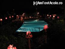 [P02] Piscina luminata noaptea. Este aceeasi tema cu iluminatul in roz, atat la piscina cat si aleile din gradina interioara si receptie. » foto by landronache
 - 
<span class="allrVoted glyphicon glyphicon-heart hidden" id="av97994"></span>
<a class="m-l-10 hidden" id="sv97994" onclick="voting_Foto_DelVot(,97994,212)" role="button">șterge vot <span class="glyphicon glyphicon-remove"></span></a>
<a id="v997994" class=" c-red"  onclick="voting_Foto_SetVot(97994)" role="button"><span class="glyphicon glyphicon-heart-empty"></span> <b>LIKE</b> = Votează poza</a> <img class="hidden"  id="f97994W9" src="/imagini/loader.gif" border="0" /><span class="AjErrMes hidden" id="e97994ErM"></span>