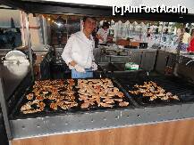 [P23] zicea cineva ceva de gratar parca? turcul acesta dimineata facea omlete pe plita, iar la pranz si cina gratar cu curcan, pui, mici sau peste plus tot felul de legume prajite » foto by Suffisant
 - 
<span class="allrVoted glyphicon glyphicon-heart hidden" id="av220835"></span>
<a class="m-l-10 hidden" id="sv220835" onclick="voting_Foto_DelVot(,220835,215)" role="button">șterge vot <span class="glyphicon glyphicon-remove"></span></a>
<a id="v9220835" class=" c-red"  onclick="voting_Foto_SetVot(220835)" role="button"><span class="glyphicon glyphicon-heart-empty"></span> <b>LIKE</b> = Votează poza</a> <img class="hidden"  id="f220835W9" src="/imagini/loader.gif" border="0" /><span class="AjErrMes hidden" id="e220835ErM"></span>