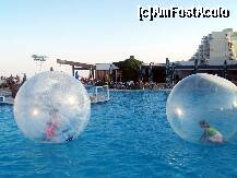[P16] Fetele mele n balon dpa inchiderea piscinei » foto by pepsi70ro
 - 
<span class="allrVoted glyphicon glyphicon-heart hidden" id="av232672"></span>
<a class="m-l-10 hidden" id="sv232672" onclick="voting_Foto_DelVot(,232672,404)" role="button">șterge vot <span class="glyphicon glyphicon-remove"></span></a>
<a id="v9232672" class=" c-red"  onclick="voting_Foto_SetVot(232672)" role="button"><span class="glyphicon glyphicon-heart-empty"></span> <b>LIKE</b> = Votează poza</a> <img class="hidden"  id="f232672W9" src="/imagini/loader.gif" border="0" /><span class="AjErrMes hidden" id="e232672ErM"></span>