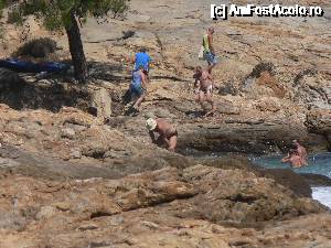 [P32] Thassos - Insula verde a Greciei. Imagine a falezei din stanga plajei Paradise Beach. 
Si asa cum spuneam in review, uite ce n-ar trebui sa descopere cei mici plecati in explorare prin zona asta a falezei, lucruri pe care nu vi le veti dori in ruptul capului descoperite la varsta lor. 
Vedeti-l pe nenea din mijloc :)) » foto by vega06
 - 
<span class="allrVoted glyphicon glyphicon-heart hidden" id="av693494"></span>
<a class="m-l-10 hidden" id="sv693494" onclick="voting_Foto_DelVot(,693494,460)" role="button">șterge vot <span class="glyphicon glyphicon-remove"></span></a>
<a id="v9693494" class=" c-red"  onclick="voting_Foto_SetVot(693494)" role="button"><span class="glyphicon glyphicon-heart-empty"></span> <b>LIKE</b> = Votează poza</a> <img class="hidden"  id="f693494W9" src="/imagini/loader.gif" border="0" /><span class="AjErrMes hidden" id="e693494ErM"></span>