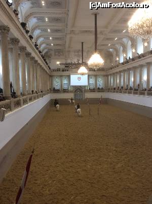 [P30] Viena - scoala de calorie spaniola, cladirea este impresionanta » foto by mishu
 - 
<span class="allrVoted glyphicon glyphicon-heart hidden" id="av702528"></span>
<a class="m-l-10 hidden" id="sv702528" onclick="voting_Foto_DelVot(,702528,461)" role="button">șterge vot <span class="glyphicon glyphicon-remove"></span></a>
<a id="v9702528" class=" c-red"  onclick="voting_Foto_SetVot(702528)" role="button"><span class="glyphicon glyphicon-heart-empty"></span> <b>LIKE</b> = Votează poza</a> <img class="hidden"  id="f702528W9" src="/imagini/loader.gif" border="0" /><span class="AjErrMes hidden" id="e702528ErM"></span>