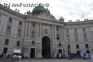 [P42] Hofburg-Intrarea cu statui din Michaelsplatz » foto by Dorina9
 - 
<span class="allrVoted glyphicon glyphicon-heart hidden" id="av1162636"></span>
<a class="m-l-10 hidden" id="sv1162636" onclick="voting_Foto_DelVot(,1162636,461)" role="button">șterge vot <span class="glyphicon glyphicon-remove"></span></a>
<a id="v91162636" class=" c-red"  onclick="voting_Foto_SetVot(1162636)" role="button"><span class="glyphicon glyphicon-heart-empty"></span> <b>LIKE</b> = Votează poza</a> <img class="hidden"  id="f1162636W9" src="/imagini/loader.gif" border="0" /><span class="AjErrMes hidden" id="e1162636ErM"></span>