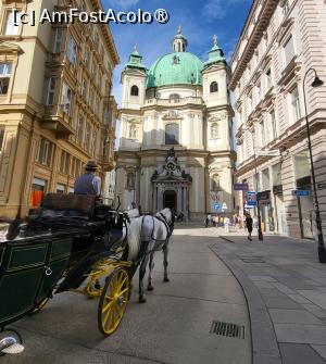 [P02] La capatul unei stradute scurte, inghesuita intr-un spatiu stramt, in piata numita Petersplatz, se afla <strong>Biserica Sfantul Petru (Peterskirche). </strong>Este usor de recunoscut datorita cupolei sale tipic baroca, colorata in verde datorita oxidarii tablei de cupru a acoperisului. Exteriorul clasic, aproape banal, contrasteaza puternic cu interiorul remarcabil, biserica Sfantul Petru fiind considerata a fi cea mai somptuos decorata in stil baroc, din oras. » foto by geani anto
 - 
<span class="allrVoted glyphicon glyphicon-heart hidden" id="av1402405"></span>
<a class="m-l-10 hidden" id="sv1402405" onclick="voting_Foto_DelVot(,1402405,461)" role="button">șterge vot <span class="glyphicon glyphicon-remove"></span></a>
<a id="v91402405" class=" c-red"  onclick="voting_Foto_SetVot(1402405)" role="button"><span class="glyphicon glyphicon-heart-empty"></span> <b>LIKE</b> = Votează poza</a> <img class="hidden"  id="f1402405W9" src="/imagini/loader.gif" border="0" /><span class="AjErrMes hidden" id="e1402405ErM"></span>