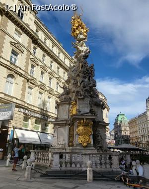 [P03] Memorial baroc, Vienna Plague Column, care a fost ri<strong>dicat</strong> după epidemia de Ciuma Mare din 1679. 

Fiind dedicata Sfintei Treimi, numarul trei sau multiplii lui trei se regasesc in elementele ce impodobesc coloana, de exemplu: trei aripi, noua ingeri mari, trei suluri de bronz.

Fata de vest a coloanei este dedicata lui Dumnezeu Tatal, fata de est  este asociata cu Fiul lui Dumnezeu, Isus Hristos, iar cea de nord este dedicata Duhului Sfant, fiecare dintre ele fiind decorate cu steme ale tarilor de baza ale monarhiei. » foto by geani anto
 - 
<span class="allrVoted glyphicon glyphicon-heart hidden" id="av1402406"></span>
<a class="m-l-10 hidden" id="sv1402406" onclick="voting_Foto_DelVot(,1402406,461)" role="button">șterge vot <span class="glyphicon glyphicon-remove"></span></a>
<a id="v91402406" class=" c-red"  onclick="voting_Foto_SetVot(1402406)" role="button"><span class="glyphicon glyphicon-heart-empty"></span> <b>LIKE</b> = Votează poza</a> <img class="hidden"  id="f1402406W9" src="/imagini/loader.gif" border="0" /><span class="AjErrMes hidden" id="e1402406ErM"></span>