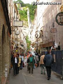 [P13] Getreidegasse, straduta pietonala din inima Salzburgului, intelsata cu magazine care mai de care » foto by ileanaxperta*
 - 
<span class="allrVoted glyphicon glyphicon-heart hidden" id="av63626"></span>
<a class="m-l-10 hidden" id="sv63626" onclick="voting_Foto_DelVot(,63626,464)" role="button">șterge vot <span class="glyphicon glyphicon-remove"></span></a>
<a id="v963626" class=" c-red"  onclick="voting_Foto_SetVot(63626)" role="button"><span class="glyphicon glyphicon-heart-empty"></span> <b>LIKE</b> = Votează poza</a> <img class="hidden"  id="f63626W9" src="/imagini/loader.gif" border="0" /><span class="AjErrMes hidden" id="e63626ErM"></span>