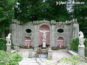 [P14] Hellbrunn este renumit pentru fantanile care te pacalesc (“wasserspiele” sau “trick gardens”). Fantanile au fost concepute pentru distractia Printului. Printul era renumit pentru faptul ca dorea intotdeauna sa faca glume si farse pe seama invitatilor sai.  » foto by stellinna
 - 
<span class="allrVoted glyphicon glyphicon-heart hidden" id="av671174"></span>
<a class="m-l-10 hidden" id="sv671174" onclick="voting_Foto_DelVot(,671174,464)" role="button">șterge vot <span class="glyphicon glyphicon-remove"></span></a>
<a id="v9671174" class=" c-red"  onclick="voting_Foto_SetVot(671174)" role="button"><span class="glyphicon glyphicon-heart-empty"></span> <b>LIKE</b> = Votează poza</a> <img class="hidden"  id="f671174W9" src="/imagini/loader.gif" border="0" /><span class="AjErrMes hidden" id="e671174ErM"></span>