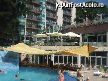 [P06] Barul all inclusive si vedere cu hotelul....noi am stat in corpul ala mare, cu vedere la mare » foto by georgeroiu
 - 
<span class="allrVoted glyphicon glyphicon-heart hidden" id="av253053"></span>
<a class="m-l-10 hidden" id="sv253053" onclick="voting_Foto_DelVot(,253053,549)" role="button">șterge vot <span class="glyphicon glyphicon-remove"></span></a>
<a id="v9253053" class=" c-red"  onclick="voting_Foto_SetVot(253053)" role="button"><span class="glyphicon glyphicon-heart-empty"></span> <b>LIKE</b> = Votează poza</a> <img class="hidden"  id="f253053W9" src="/imagini/loader.gif" border="0" /><span class="AjErrMes hidden" id="e253053ErM"></span>
