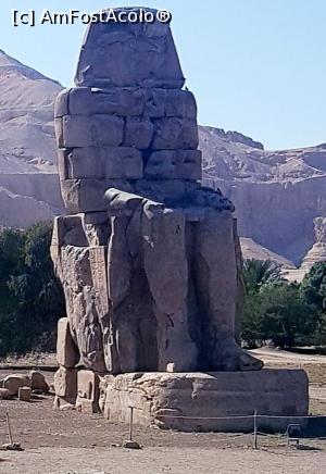 [P33] Unul din Colosii lui Memnon, un " suvenir" ramas aproape intact, al unui mare templu, astazi in ruine. Aici se sta doar 5 minute, pentru fotografii.  » foto by dorgo
 - 
<span class="allrVoted glyphicon glyphicon-heart hidden" id="av1074454"></span>
<a class="m-l-10 hidden" id="sv1074454" onclick="voting_Foto_DelVot(,1074454,566)" role="button">șterge vot <span class="glyphicon glyphicon-remove"></span></a>
<a id="v91074454" class=" c-red"  onclick="voting_Foto_SetVot(1074454)" role="button"><span class="glyphicon glyphicon-heart-empty"></span> <b>LIKE</b> = Votează poza</a> <img class="hidden"  id="f1074454W9" src="/imagini/loader.gif" border="0" /><span class="AjErrMes hidden" id="e1074454ErM"></span>