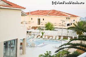 [P04] Poza de la balconul nostru. Am avut camera pe colt (221) iar ce se vede este piscina hotelului si cladirea din stanga este sala de mese (parter) si inca 2-3 camere la etaj » foto by Ramona023
 - 
<span class="allrVoted glyphicon glyphicon-heart hidden" id="av649544"></span>
<a class="m-l-10 hidden" id="sv649544" onclick="voting_Foto_DelVot(,649544,635)" role="button">șterge vot <span class="glyphicon glyphicon-remove"></span></a>
<a id="v9649544" class=" c-red"  onclick="voting_Foto_SetVot(649544)" role="button"><span class="glyphicon glyphicon-heart-empty"></span> <b>LIKE</b> = Votează poza</a> <img class="hidden"  id="f649544W9" src="/imagini/loader.gif" border="0" /><span class="AjErrMes hidden" id="e649544ErM"></span>