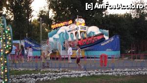 [P04] Satul de Vacanta- Rocking Tug - o alegere buna daca vrei sa verifici daca ai rau de mare sau nu - te va legana si misca energic moderat, asa ca ar fi bine sa nu te sui in el cu o saorma proaspata la bord.  » foto by alex16ss
 - 
<span class="allrVoted glyphicon glyphicon-heart hidden" id="av436419"></span>
<a class="m-l-10 hidden" id="sv436419" onclick="voting_Foto_DelVot(,436419,766)" role="button">șterge vot <span class="glyphicon glyphicon-remove"></span></a>
<a id="v9436419" class=" c-red"  onclick="voting_Foto_SetVot(436419)" role="button"><span class="glyphicon glyphicon-heart-empty"></span> <b>LIKE</b> = Votează poza</a> <img class="hidden"  id="f436419W9" src="/imagini/loader.gif" border="0" /><span class="AjErrMes hidden" id="e436419ErM"></span>