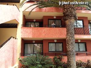 P08 [JUL-2013] Playa de las Americas - Hotelul La Siesta. Si balconul nostru, acolo unde o vedeti pe mami. 