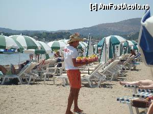 [P43] un personaj pitoresc pe plaja din Laganas-vanzatorul de salata de fructe » foto by teona
 - 
<span class="allrVoted glyphicon glyphicon-heart hidden" id="av354640"></span>
<a class="m-l-10 hidden" id="sv354640" onclick="voting_Foto_DelVot(,354640,872)" role="button">șterge vot <span class="glyphicon glyphicon-remove"></span></a>
<a id="v9354640" class=" c-red"  onclick="voting_Foto_SetVot(354640)" role="button"><span class="glyphicon glyphicon-heart-empty"></span> <b>LIKE</b> = Votează poza</a> <img class="hidden"  id="f354640W9" src="/imagini/loader.gif" border="0" /><span class="AjErrMes hidden" id="e354640ErM"></span>