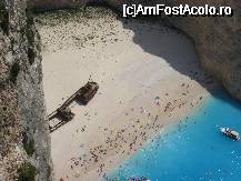 [P17] Navagio: oamenii parca sunt niste furnici. Se vede si epava traficantilordin anii '80,  ruginita. » foto by motaneata
 - 
<span class="allrVoted glyphicon glyphicon-heart hidden" id="av51914"></span>
<a class="m-l-10 hidden" id="sv51914" onclick="voting_Foto_DelVot(,51914,872)" role="button">șterge vot <span class="glyphicon glyphicon-remove"></span></a>
<a id="v951914" class=" c-red"  onclick="voting_Foto_SetVot(51914)" role="button"><span class="glyphicon glyphicon-heart-empty"></span> <b>LIKE</b> = Votează poza</a> <img class="hidden"  id="f51914W9" src="/imagini/loader.gif" border="0" /><span class="AjErrMes hidden" id="e51914ErM"></span>