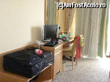 [P05] biroul, bancuta de bagaje si minibarul. Acel birou trebuie mutat pt a ajunge la priza de internet! La TV aveau Realitatea si Antena 2 » foto by molko*
 - 
<span class="allrVoted glyphicon glyphicon-heart hidden" id="av77732"></span>
<a class="m-l-10 hidden" id="sv77732" onclick="voting_Foto_DelVot(,77732,920)" role="button">șterge vot <span class="glyphicon glyphicon-remove"></span></a>
<a id="v977732" class=" c-red"  onclick="voting_Foto_SetVot(77732)" role="button"><span class="glyphicon glyphicon-heart-empty"></span> <b>LIKE</b> = Votează poza</a> <img class="hidden"  id="f77732W9" src="/imagini/loader.gif" border="0" /><span class="AjErrMes hidden" id="e77732ErM"></span>