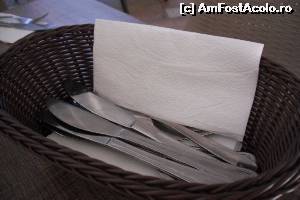 [P13] Tacâmurile din coșuleț. Cu șervețele. Tot 4 bucăți. Apoi s-au completat. Originală și bună idee.  » foto by Zoazore
 - 
<span class="allrVoted glyphicon glyphicon-heart hidden" id="av637039"></span>
<a class="m-l-10 hidden" id="sv637039" onclick="voting_Foto_DelVot(,637039,976)" role="button">șterge vot <span class="glyphicon glyphicon-remove"></span></a>
<a id="v9637039" class=" c-red"  onclick="voting_Foto_SetVot(637039)" role="button"><span class="glyphicon glyphicon-heart-empty"></span> <b>LIKE</b> = Votează poza</a> <img class="hidden"  id="f637039W9" src="/imagini/loader.gif" border="0" /><span class="AjErrMes hidden" id="e637039ErM"></span>