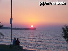 [P19] Final de zi si final de sejur, pe malul marii, la apus » foto by myosothis
 - 
<span class="allrVoted glyphicon glyphicon-heart hidden" id="av128968"></span>
<a class="m-l-10 hidden" id="sv128968" onclick="voting_Foto_DelVot(,128968,993)" role="button">șterge vot <span class="glyphicon glyphicon-remove"></span></a>
<a id="v9128968" class=" c-red"  onclick="voting_Foto_SetVot(128968)" role="button"><span class="glyphicon glyphicon-heart-empty"></span> <b>LIKE</b> = Votează poza</a> <img class="hidden"  id="f128968W9" src="/imagini/loader.gif" border="0" /><span class="AjErrMes hidden" id="e128968ErM"></span>