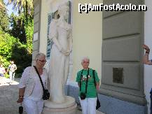 [P15] Statuia printesei Sisi la intrarea in palat (iunie 2013)  » foto by bica adriana
 - 
<span class="allrVoted glyphicon glyphicon-heart hidden" id="av430209"></span>
<a class="m-l-10 hidden" id="sv430209" onclick="voting_Foto_DelVot(,430209,993)" role="button">șterge vot <span class="glyphicon glyphicon-remove"></span></a>
<a id="v9430209" class=" c-red"  onclick="voting_Foto_SetVot(430209)" role="button"><span class="glyphicon glyphicon-heart-empty"></span> <b>LIKE</b> = Votează poza</a> <img class="hidden"  id="f430209W9" src="/imagini/loader.gif" border="0" /><span class="AjErrMes hidden" id="e430209ErM"></span>