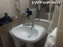 [P07] Baia din camera - se pot vedea uscatorul de par, cosuletul (sub pasta de dinti se gaseau niste consumabile) » foto by Clotilde
 - 
<span class="allrVoted glyphicon glyphicon-heart hidden" id="av167095"></span>
<a class="m-l-10 hidden" id="sv167095" onclick="voting_Foto_DelVot(,167095,1004)" role="button">șterge vot <span class="glyphicon glyphicon-remove"></span></a>
<a id="v9167095" class=" c-red"  onclick="voting_Foto_SetVot(167095)" role="button"><span class="glyphicon glyphicon-heart-empty"></span> <b>LIKE</b> = Votează poza</a> <img class="hidden"  id="f167095W9" src="/imagini/loader.gif" border="0" /><span class="AjErrMes hidden" id="e167095ErM"></span>