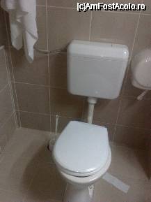 [P08] WC-ul (se poate observa gaura din gresie - aferenta suportului cu perie) » foto by Clotilde
 - 
<span class="allrVoted glyphicon glyphicon-heart hidden" id="av167097"></span>
<a class="m-l-10 hidden" id="sv167097" onclick="voting_Foto_DelVot(,167097,1004)" role="button">șterge vot <span class="glyphicon glyphicon-remove"></span></a>
<a id="v9167097" class=" c-red"  onclick="voting_Foto_SetVot(167097)" role="button"><span class="glyphicon glyphicon-heart-empty"></span> <b>LIKE</b> = Votează poza</a> <img class="hidden"  id="f167097W9" src="/imagini/loader.gif" border="0" /><span class="AjErrMes hidden" id="e167097ErM"></span>