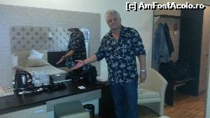 [P03] biroul cu oglinda; fierbator cu ceai, cafea, zahar, cescute; minibar si tv lcd pe perete, in stanga.  » foto by radubardos
 - 
<span class="allrVoted glyphicon glyphicon-heart hidden" id="av662762"></span>
<a class="m-l-10 hidden" id="sv662762" onclick="voting_Foto_DelVot(,662762,1004)" role="button">șterge vot <span class="glyphicon glyphicon-remove"></span></a>
<a id="v9662762" class=" c-red"  onclick="voting_Foto_SetVot(662762)" role="button"><span class="glyphicon glyphicon-heart-empty"></span> <b>LIKE</b> = Votează poza</a> <img class="hidden"  id="f662762W9" src="/imagini/loader.gif" border="0" /><span class="AjErrMes hidden" id="e662762ErM"></span>