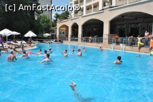 [P01] aceasta este piscina cea mai mare, in total sun 4,2 de copii si 2 de adulti, 
iar in dreapta se afla terasa restaurantului unde se servea masa...  » foto by catalin81
 - 
<span class="allrVoted glyphicon glyphicon-heart hidden" id="av757523"></span>
<a class="m-l-10 hidden" id="sv757523" onclick="voting_Foto_DelVot(,757523,1020)" role="button">șterge vot <span class="glyphicon glyphicon-remove"></span></a>
<a id="v9757523" class=" c-red"  onclick="voting_Foto_SetVot(757523)" role="button"><span class="glyphicon glyphicon-heart-empty"></span> <b>LIKE</b> = Votează poza</a> <img class="hidden"  id="f757523W9" src="/imagini/loader.gif" border="0" /><span class="AjErrMes hidden" id="e757523ErM"></span>