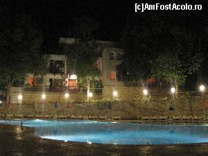 [P02] Hotelul vazut de la piscina. Camera noastra este la primul nivel, luam bautura da la bar si o transferam pe balcon de jos.  » foto by senateo
 - 
<span class="allrVoted glyphicon glyphicon-heart hidden" id="av663988"></span>
<a class="m-l-10 hidden" id="sv663988" onclick="voting_Foto_DelVot(,663988,1026)" role="button">șterge vot <span class="glyphicon glyphicon-remove"></span></a>
<a id="v9663988" class=" c-red"  onclick="voting_Foto_SetVot(663988)" role="button"><span class="glyphicon glyphicon-heart-empty"></span> <b>LIKE</b> = Votează poza</a> <img class="hidden"  id="f663988W9" src="/imagini/loader.gif" border="0" /><span class="AjErrMes hidden" id="e663988ErM"></span>