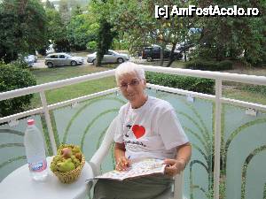 [P08] Terasa avea o masuta, 2 scaune si un uscator de rufe. Marea se afla la vreo 40 m dupa copaci » foto by bica adriana
 - 
<span class="allrVoted glyphicon glyphicon-heart hidden" id="av470593"></span>
<a class="m-l-10 hidden" id="sv470593" onclick="voting_Foto_DelVot(,470593,1042)" role="button">șterge vot <span class="glyphicon glyphicon-remove"></span></a>
<a id="v9470593" class=" c-red"  onclick="voting_Foto_SetVot(470593)" role="button"><span class="glyphicon glyphicon-heart-empty"></span> <b>LIKE</b> = Votează poza</a> <img class="hidden"  id="f470593W9" src="/imagini/loader.gif" border="0" /><span class="AjErrMes hidden" id="e470593ErM"></span>