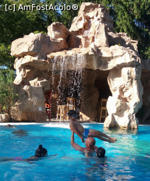 [P03] Joaca la piscina...  » foto by Oana TM
 - 
<span class="allrVoted glyphicon glyphicon-heart hidden" id="av800249"></span>
<a class="m-l-10 hidden" id="sv800249" onclick="voting_Foto_DelVot(,800249,1079)" role="button">șterge vot <span class="glyphicon glyphicon-remove"></span></a>
<a id="v9800249" class=" c-red"  onclick="voting_Foto_SetVot(800249)" role="button"><span class="glyphicon glyphicon-heart-empty"></span> <b>LIKE</b> = Votează poza</a> <img class="hidden"  id="f800249W9" src="/imagini/loader.gif" border="0" /><span class="AjErrMes hidden" id="e800249ErM"></span>