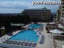 [P03] Vedere din balcon cu piscina de la Hotelul Palace de 5* iar in fata este Nessebar Mare de 4*. » foto by ileanaxperta*
 - 
<span class="allrVoted glyphicon glyphicon-heart hidden" id="av24665"></span>
<a class="m-l-10 hidden" id="sv24665" onclick="voting_Foto_DelVot(,24665,1088)" role="button">șterge vot <span class="glyphicon glyphicon-remove"></span></a>
<a id="v924665" class=" c-red"  onclick="voting_Foto_SetVot(24665)" role="button"><span class="glyphicon glyphicon-heart-empty"></span> <b>LIKE</b> = Votează poza</a> <img class="hidden"  id="f24665W9" src="/imagini/loader.gif" border="0" /><span class="AjErrMes hidden" id="e24665ErM"></span>