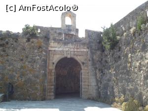 [P07] Poarta principală a castelului Assos » foto by irinad
 - 
<span class="allrVoted glyphicon glyphicon-heart hidden" id="av836025"></span>
<a class="m-l-10 hidden" id="sv836025" onclick="voting_Foto_DelVot(,836025,1121)" role="button">șterge vot <span class="glyphicon glyphicon-remove"></span></a>
<a id="v9836025" class=" c-red"  onclick="voting_Foto_SetVot(836025)" role="button"><span class="glyphicon glyphicon-heart-empty"></span> <b>LIKE</b> = Votează poza</a> <img class="hidden"  id="f836025W9" src="/imagini/loader.gif" border="0" /><span class="AjErrMes hidden" id="e836025ErM"></span>