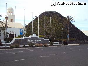 [P13] 13. Hotel Volcano Lanzarote. Pe firma de la poartă nu mai apare ”L”-ul de pe săgeata de la stradă.  » foto by msnd
 - 
<span class="allrVoted glyphicon glyphicon-heart hidden" id="av495675"></span>
<a class="m-l-10 hidden" id="sv495675" onclick="voting_Foto_DelVot(,495675,1154)" role="button">șterge vot <span class="glyphicon glyphicon-remove"></span></a>
<a id="v9495675" class=" c-red"  onclick="voting_Foto_SetVot(495675)" role="button"><span class="glyphicon glyphicon-heart-empty"></span> <b>LIKE</b> = Votează poza</a> <img class="hidden"  id="f495675W9" src="/imagini/loader.gif" border="0" /><span class="AjErrMes hidden" id="e495675ErM"></span>