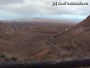 [P17] 17. Perspectivă de la ”Mirador Femés”. Se vede Playa Blanca și Oceanul Atlantic. Inclusiv un crater de vulcan.  » foto by msnd
 - 
<span class="allrVoted glyphicon glyphicon-heart hidden" id="av495679"></span>
<a class="m-l-10 hidden" id="sv495679" onclick="voting_Foto_DelVot(,495679,1154)" role="button">șterge vot <span class="glyphicon glyphicon-remove"></span></a>
<a id="v9495679" class=" c-red"  onclick="voting_Foto_SetVot(495679)" role="button"><span class="glyphicon glyphicon-heart-empty"></span> <b>LIKE</b> = Votează poza</a> <img class="hidden"  id="f495679W9" src="/imagini/loader.gif" border="0" /><span class="AjErrMes hidden" id="e495679ErM"></span>