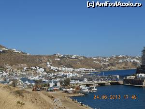 [P47] Vedere spre Portul Nou, Tourlos. N-ar fi departe de Ag. Stefanos, dacă drumul ar fi în linie dreaptă. Pe site scrie că se află la 500 m distanță.  » foto by Rodel
 - 
<span class="allrVoted glyphicon glyphicon-heart hidden" id="av648214"></span>
<a class="m-l-10 hidden" id="sv648214" onclick="voting_Foto_DelVot(,648214,1176)" role="button">șterge vot <span class="glyphicon glyphicon-remove"></span></a>
<a id="v9648214" class=" c-red"  onclick="voting_Foto_SetVot(648214)" role="button"><span class="glyphicon glyphicon-heart-empty"></span> <b>LIKE</b> = Votează poza</a> <img class="hidden"  id="f648214W9" src="/imagini/loader.gif" border="0" /><span class="AjErrMes hidden" id="e648214ErM"></span>