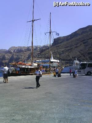 [P18] Portul nou. Vasul cu pinze merge la Nea Kameni la vulcan.  » foto by octaviansz
 - 
<span class="allrVoted glyphicon glyphicon-heart hidden" id="av411519"></span>
<a class="m-l-10 hidden" id="sv411519" onclick="voting_Foto_DelVot(,411519,1177)" role="button">șterge vot <span class="glyphicon glyphicon-remove"></span></a>
<a id="v9411519" class=" c-red"  onclick="voting_Foto_SetVot(411519)" role="button"><span class="glyphicon glyphicon-heart-empty"></span> <b>LIKE</b> = Votează poza</a> <img class="hidden"  id="f411519W9" src="/imagini/loader.gif" border="0" /><span class="AjErrMes hidden" id="e411519ErM"></span>