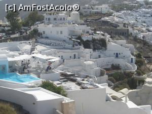 P22 [JUN-2016] Oia, apartamente de lux, 'piscine infinite' si mici restaurante, totul e indreptat intr-o singura directie, spre Caldera