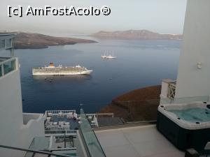 P06 [JUN-2016] Fira. Promenada si vasele de croazaiera din Caldera. Fira si Oia sunt destinatii pentru mai toate vasele de croaziera din Mediterana. 