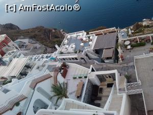 P08 [JUN-2016] Imagine din Fira, Caldera, cateva terase si apartamente si un restaurant, dimineata devreme