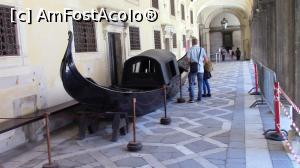 [P55] O gondola piesa de muzeu pe o terasa din Palatul Dogilor.  » foto by ovidiuyepi
 - 
<span class="allrVoted glyphicon glyphicon-heart hidden" id="av916539"></span>
<a class="m-l-10 hidden" id="sv916539" onclick="voting_Foto_DelVot(,916539,1229)" role="button">șterge vot <span class="glyphicon glyphicon-remove"></span></a>
<a id="v9916539" class=" c-red"  onclick="voting_Foto_SetVot(916539)" role="button"><span class="glyphicon glyphicon-heart-empty"></span> <b>LIKE</b> = Votează poza</a> <img class="hidden"  id="f916539W9" src="/imagini/loader.gif" border="0" /><span class="AjErrMes hidden" id="e916539ErM"></span>