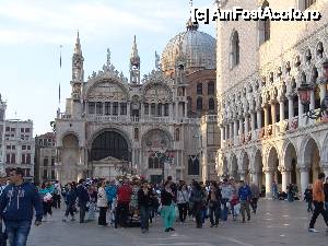 P30 [MAR-2012] Principalul si cel mai vestit obiectiv turistic al Venetiei este Piata San Marco. 
Daca astazi aceasta piata prezinta un interes inainte de toate istoric, arhitectural si turistic, ea a reprezentat in trecut centrul politic, religios si economic al Venetiei, fiind supranumita de catre Napoleon Bonaparte ca “cel mai elegant salon al Europei”. 