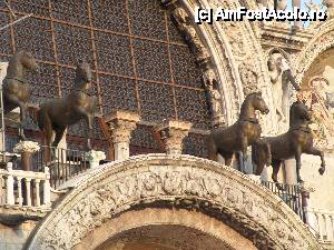 [P33] Bazilica San Marco. Deasupra intrarii, cei patru “cai de bronz” care sunt de fapt din arama, copii ale unor cai ce ornau odinioara hipodromul din Constantinopole.  » foto by dianabzs
 - 
<span class="allrVoted glyphicon glyphicon-heart hidden" id="av422757"></span>
<a class="m-l-10 hidden" id="sv422757" onclick="voting_Foto_DelVot(,422757,1229)" role="button">șterge vot <span class="glyphicon glyphicon-remove"></span></a>
<a id="v9422757" class=" c-red"  onclick="voting_Foto_SetVot(422757)" role="button"><span class="glyphicon glyphicon-heart-empty"></span> <b>LIKE</b> = Votează poza</a> <img class="hidden"  id="f422757W9" src="/imagini/loader.gif" border="0" /><span class="AjErrMes hidden" id="e422757ErM"></span>