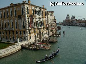 [P37] Orasul este traversat in lung si in lat de foarte multe canale, dintre care cel mai important este Canal Grande. Acest canal este cel mai lat, are forma literei „S” si este strajuit de o multime de palate construite de catre cei mai bogati negutatori ai orasului, prin secolele 13-14. 
O trasatura caracteristica a acestor palate este faptul ca intrarea principala este la canal, accesul facandu-se din barca.  » foto by dianabzs
 - 
<span class="allrVoted glyphicon glyphicon-heart hidden" id="av422761"></span>
<a class="m-l-10 hidden" id="sv422761" onclick="voting_Foto_DelVot(,422761,1229)" role="button">șterge vot <span class="glyphicon glyphicon-remove"></span></a>
<a id="v9422761" class=" c-red"  onclick="voting_Foto_SetVot(422761)" role="button"><span class="glyphicon glyphicon-heart-empty"></span> <b>LIKE</b> = Votează poza</a> <img class="hidden"  id="f422761W9" src="/imagini/loader.gif" border="0" /><span class="AjErrMes hidden" id="e422761ErM"></span>