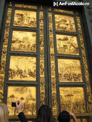 [P21] Copia porților baptisteriului (Porților Paradisului). Originalul realizat de L. Ghiberti se află în Muzeul Domului.  » foto by gettutza
 - 
<span class="allrVoted glyphicon glyphicon-heart hidden" id="av389317"></span>
<a class="m-l-10 hidden" id="sv389317" onclick="voting_Foto_DelVot(,389317,1230)" role="button">șterge vot <span class="glyphicon glyphicon-remove"></span></a>
<a id="v9389317" class=" c-red"  onclick="voting_Foto_SetVot(389317)" role="button"><span class="glyphicon glyphicon-heart-empty"></span> <b>LIKE</b> = Votează poza</a> <img class="hidden"  id="f389317W9" src="/imagini/loader.gif" border="0" /><span class="AjErrMes hidden" id="e389317ErM"></span>