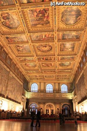[P08] Salone dei Cinquecento, era sala în care se întruneau toți membrii consiliului administrativ al orașului. Frescele de pe pereți și tavanul cu picturi murale reprezentând scene din bătăliile armatei florentine, au fost pictate de Giorgio Vasari.  » foto by gettutza
 - 
<span class="allrVoted glyphicon glyphicon-heart hidden" id="av389304"></span>
<a class="m-l-10 hidden" id="sv389304" onclick="voting_Foto_DelVot(,389304,1230)" role="button">șterge vot <span class="glyphicon glyphicon-remove"></span></a>
<a id="v9389304" class=" c-red"  onclick="voting_Foto_SetVot(389304)" role="button"><span class="glyphicon glyphicon-heart-empty"></span> <b>LIKE</b> = Votează poza</a> <img class="hidden"  id="f389304W9" src="/imagini/loader.gif" border="0" /><span class="AjErrMes hidden" id="e389304ErM"></span>