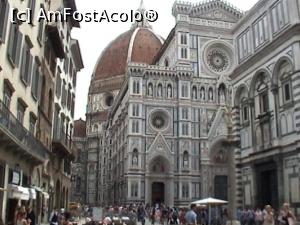 [P03] În spatele Pieţei Domului: în fundal, superba cupolă proiectată de Brunelleschi.  » foto by Carmen Ion
 - 
<span class="allrVoted glyphicon glyphicon-heart hidden" id="av720587"></span>
<a class="m-l-10 hidden" id="sv720587" onclick="voting_Foto_DelVot(,720587,1230)" role="button">șterge vot <span class="glyphicon glyphicon-remove"></span></a>
<a id="v9720587" class=" c-red"  onclick="voting_Foto_SetVot(720587)" role="button"><span class="glyphicon glyphicon-heart-empty"></span> <b>LIKE</b> = Votează poza</a> <img class="hidden"  id="f720587W9" src="/imagini/loader.gif" border="0" /><span class="AjErrMes hidden" id="e720587ErM"></span>