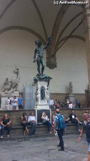 [P18] Renumita statuie a lui Cellini - Perseu tinand in mana capul Medusei.  » foto by Mika
 - 
<span class="allrVoted glyphicon glyphicon-heart hidden" id="av620593"></span>
<a class="m-l-10 hidden" id="sv620593" onclick="voting_Foto_DelVot(,620593,1230)" role="button">șterge vot <span class="glyphicon glyphicon-remove"></span></a>
<a id="v9620593" class=" c-red"  onclick="voting_Foto_SetVot(620593)" role="button"><span class="glyphicon glyphicon-heart-empty"></span> <b>LIKE</b> = Votează poza</a> <img class="hidden"  id="f620593W9" src="/imagini/loader.gif" border="0" /><span class="AjErrMes hidden" id="e620593ErM"></span>
