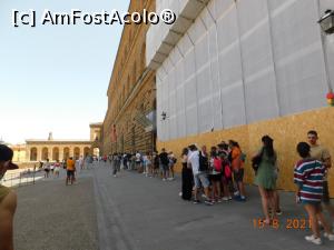 [P30] Palazzo Pitti şi coada de la intrare » foto by irinad
 - 
<span class="allrVoted glyphicon glyphicon-heart hidden" id="av1259144"></span>
<a class="m-l-10 hidden" id="sv1259144" onclick="voting_Foto_DelVot(,1259144,1230)" role="button">șterge vot <span class="glyphicon glyphicon-remove"></span></a>
<a id="v91259144" class=" c-red"  onclick="voting_Foto_SetVot(1259144)" role="button"><span class="glyphicon glyphicon-heart-empty"></span> <b>LIKE</b> = Votează poza</a> <img class="hidden"  id="f1259144W9" src="/imagini/loader.gif" border="0" /><span class="AjErrMes hidden" id="e1259144ErM"></span>